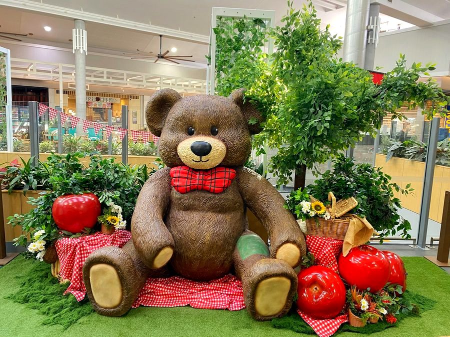 Large-scale seasonal display for a club or leisure venue